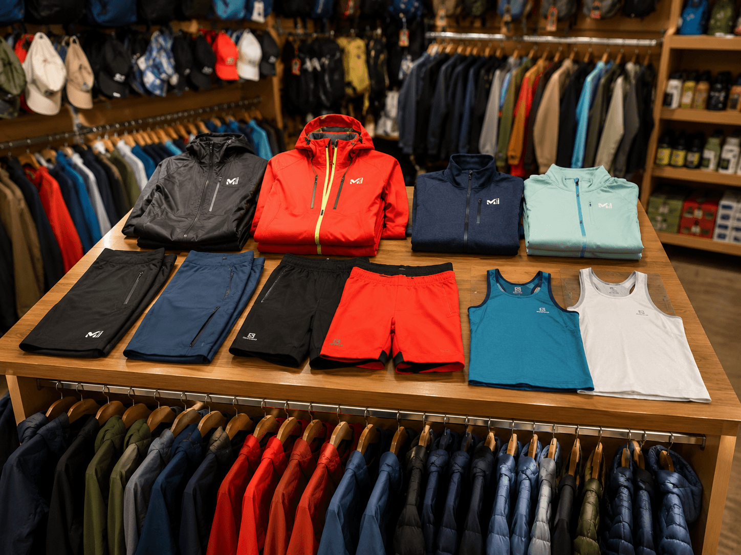 Vêtements techniques de randonnée disponibles en boutique à Cilaos
